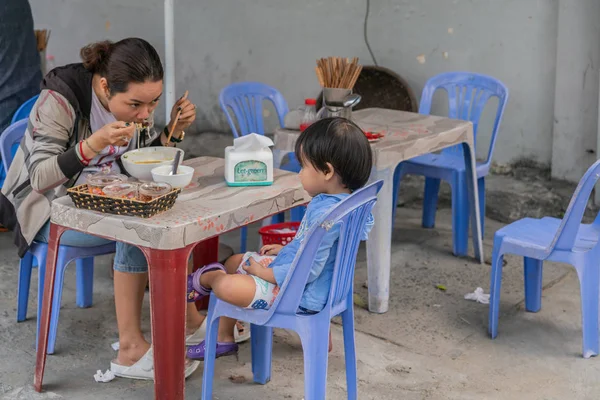 Madre e hijo desayunando en sillas azules, Da Nang Vietna —  Fotos de Stock