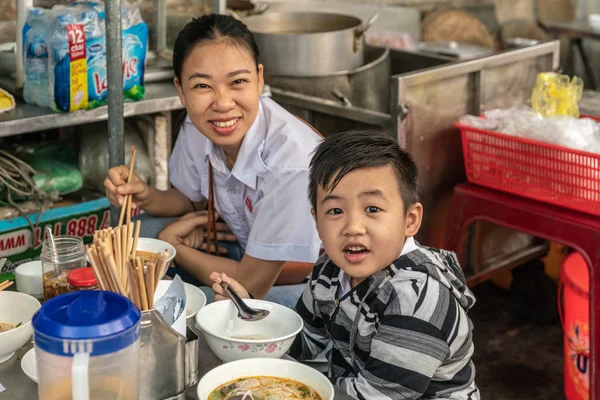 Anne ve çocuk sokak restoranında kahvaltı yapıyor, Da Nang Vi. — Stok fotoğraf