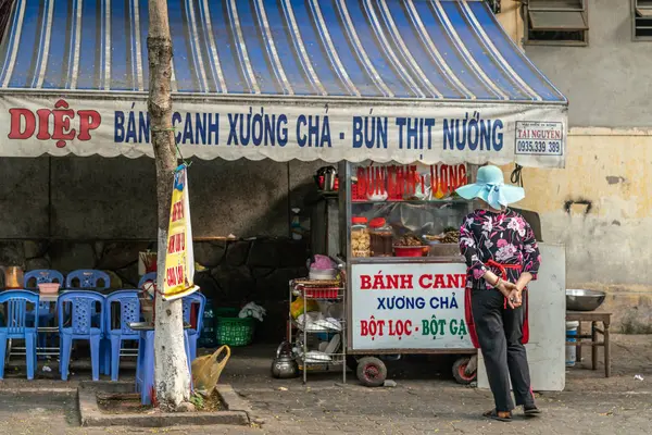 Woman looks what is for sale at street food stand, Da Nang Vietn — Stock Photo, Image