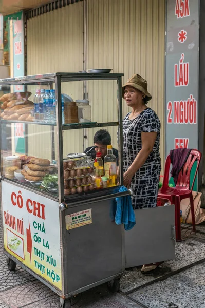 Vrouw op haar straat voedsel stand, Da Nang Vietnam. — Stockfoto