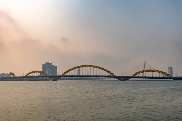 Pont Cau Rong ou Dragon au-dessus de la rivière Han, Da Nang Vietnam . — Photo