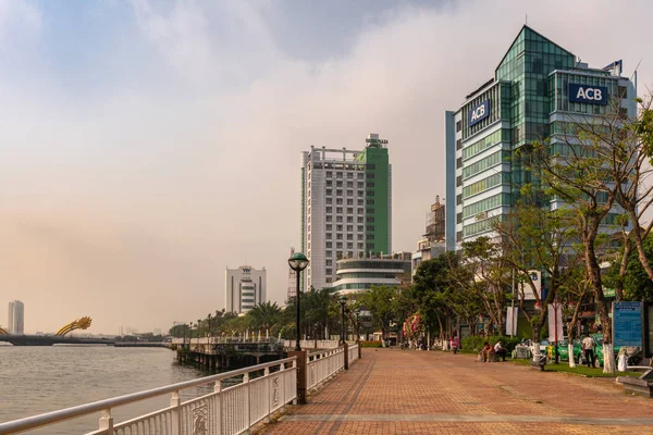 Strandpromenade entlang des Flusses han mit acb Gebäude, da nang vietnam. — Stockfoto