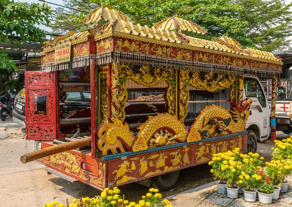 Van ξαναχτίστηκε ως χρυσό-κόκκινο Hearse στο Ντα Νανγκ Βιετνάμ. — Φωτογραφία Αρχείου