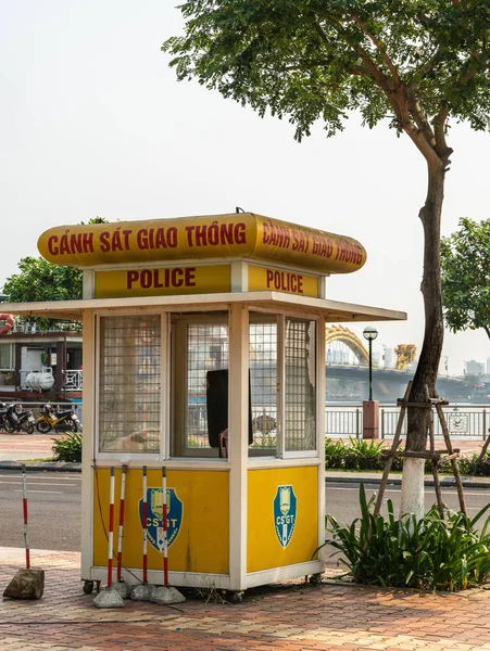 Da Nang Vietnam 'daki Han nehri kıyısındaki sarı polis kulübesi.. — Stok fotoğraf