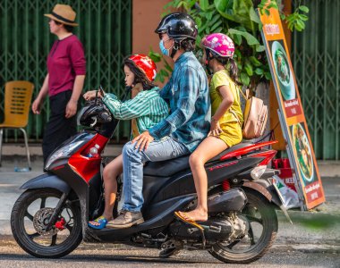 Da Nang Vietnam 'da iki çocuklu bir adam scooter kullanıyor..