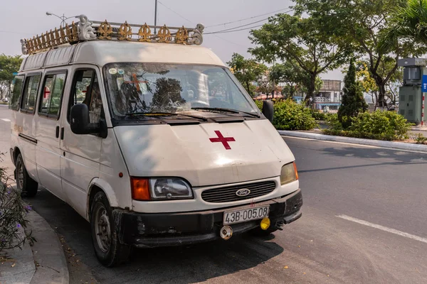 Белый фургон скорой помощи во Вьетнаме . — стоковое фото