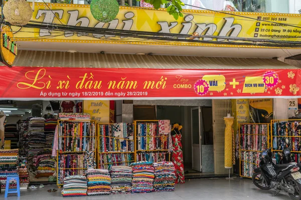 Mercancía colorida en la tienda de tela en Da Nang Vietnam . — Foto de Stock