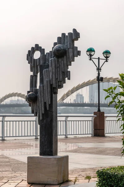 Han River Uferpromenade nicht-figurative Statue, da nang vietnam. — Stockfoto