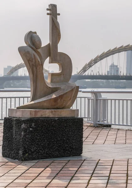 Estatua del guitarrista del paseo marítimo de Han River, Da Nang Vietnam . —  Fotos de Stock