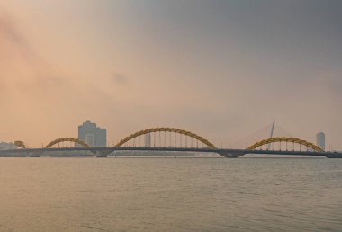 Han Nehri üzerindeki Cau Rong veya Dragon Köprüsü, Da Nang Vietnam.