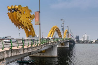 Cau Rong ya da Ejderha Köprüsü doğudan batıya, Da Nang Vietnam.