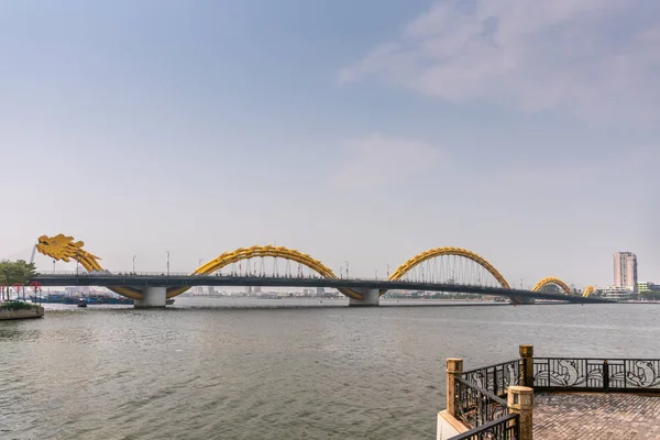 Visto da Love Bridge, Cau Rong o Dragon Bridge sul fiume Han , — Foto Stock