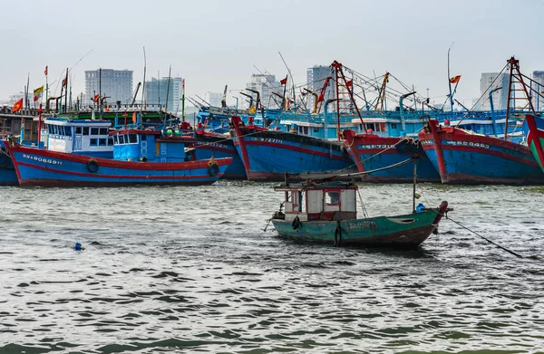 Buques pesqueros en el desembarco sudeste de Cau Rong o Dragon Bridg — Foto de Stock