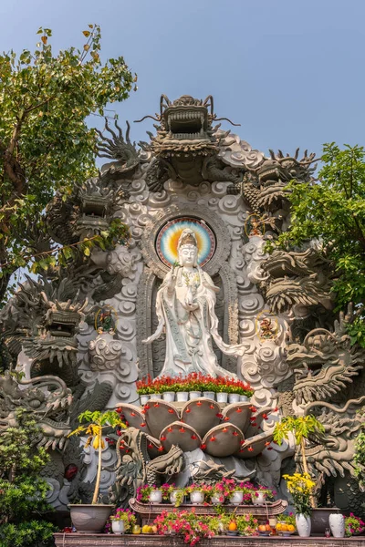 Guan Yin heykeli Chua An Long Pagoda 'nın önünde, Da Nang Vietnam — Stok fotoğraf