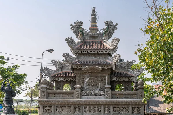 Estructura del techo de la pagoda en Chua An Long templo, Da Nang Vietnam . — Foto de Stock