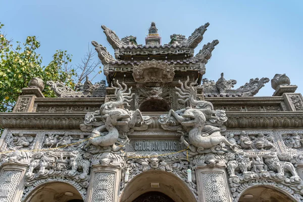 Fisheye on entrance of Chua An Long temple, Da Nang Vietnam. — Stock Photo, Image