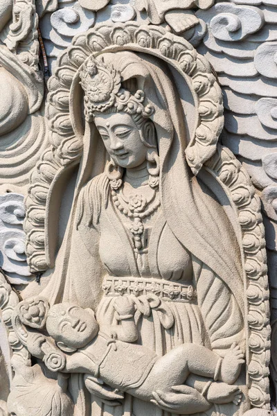 Close-up van bodhisattva met kinderfresco in Chua An Long Pagoda, — Stockfoto