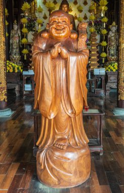 Chua An Long Pagoda 'da, Da Nang V' de Buda heykeline gülen ahşap bir heykel.