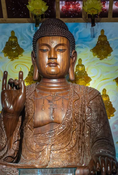 Nahaufnahme der zentralen Buddha-Statue in chua an long pagode, da nan — Stockfoto