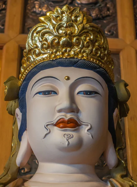 Kral Bodhisattva 'nın Chua An Long Pagoda' daki porselen heykeli Da Nan — Stok fotoğraf