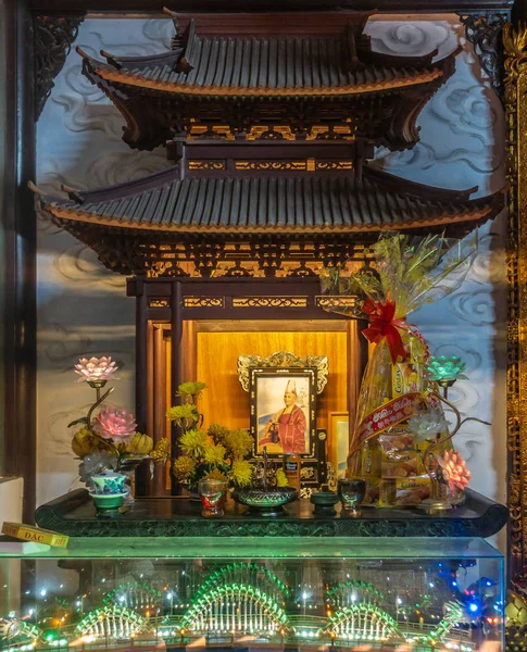 Shrine for Buddhist abbot at Chua An Long Pagoda, Da Nang Vietna — Stock Photo, Image