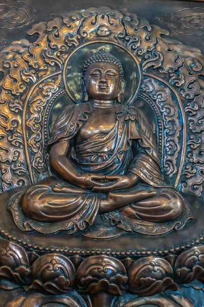 Imagen chapada en latón en la pared de Buddha en Chua An Long Pagoda, Da —  Fotos de Stock