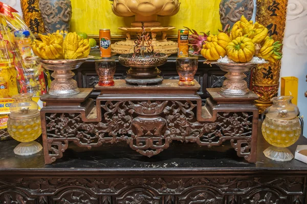 Chua An Long Pagoda 'da ticari ürünlerin sunağı., — Stok fotoğraf