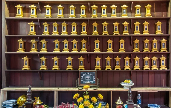 Betaald voor gedenktekens voor overleden gelovigen in Chua An Long Pagoda, — Stockfoto