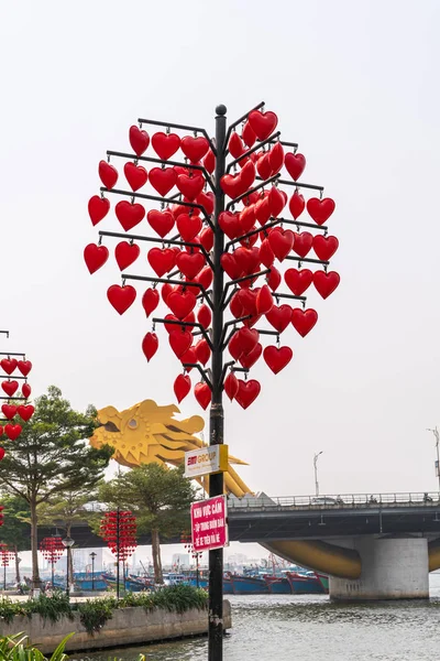 Tree of hearts with head of Dragon Bridge, Da Nang Vietnam. — 스톡 사진