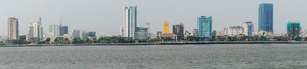 Panorama skyline av centrum från tvärs över Han River, Da Nang Vie — Stockfoto