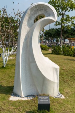 Anıt Park 'taki soyut beyaz heykel, Da Nang Vietnam.