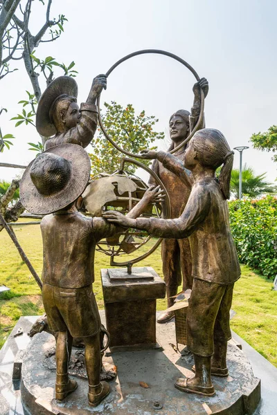 Egység a Közösségi Szoborban a Memorial Parkban, Da Nang Vietnam. — Stock Fotó