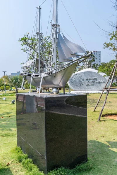 Indonesian statue of ship in Memorial Park, Da Nang Vietnam. — ストック写真