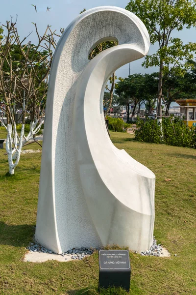 Αφηρημένο λευκό άγαλμα στο Memorial Park, Da Nang Βιετνάμ. — Φωτογραφία Αρχείου