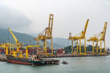 Da Nang Limanı, Vietnam 'daki konteyner terminalinde ağır bulutlar var..