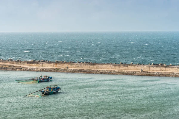 2ダナン港の海ダム前の小型漁船, Vie — ストック写真