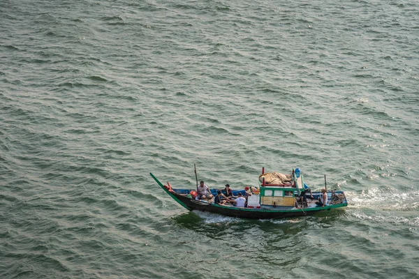 Närbild av små fritidsfiskefartyg som återvänder till Da Nan — Stockfoto