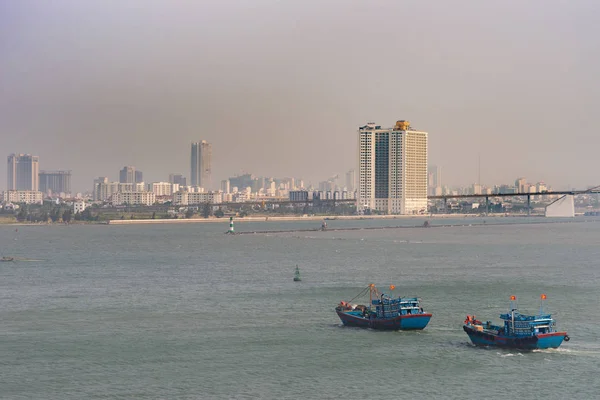 2 navios de pesca azuis retornam ao porto de Da Nang, Vietnã . — Fotografia de Stock