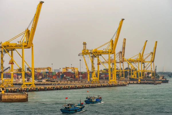 2 buques pesqueros azules que pasan por la terminal de contenedores regresan a Da N —  Fotos de Stock