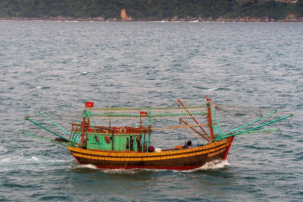 Lächelnde Fischer auf dem Boot kehren zum Hafen von da Nang in Vietnam zurück. — Stockfoto