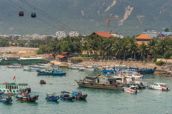 Teleféricos sobre transbordadores adyacentes al puerto de Nha Trang — Foto de Stock