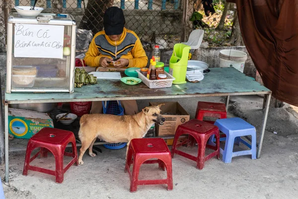 Cabina de comida rápida simple en el barrio de Phuoc Trach en Nha Trang , — Foto de Stock