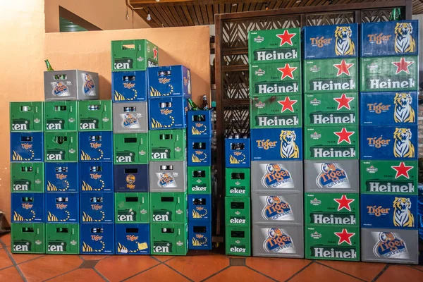 베트남의 나트란그에 있는 하이네켄 과 티거 맥주 상자 벽. — 스톡 사진