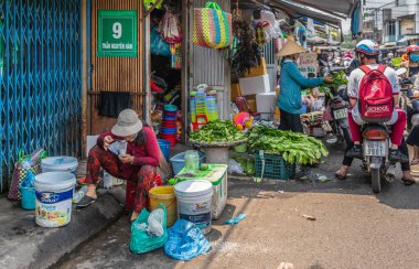 Nha Trang, Vietnam 'da öğle yemeği yiyip sebze satıyoruz..