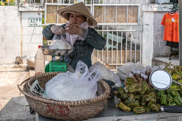 Street sprzedawca sprzedaje makaron na wagę, Nha Trang, Wietnam. — Zdjęcie stockowe