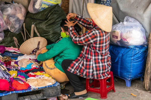 Catching lice on market, Nha Trang, Vietnam. — Stock Photo, Image