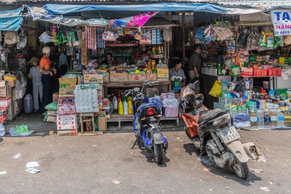 Huishoudelijke artikelen cabines op de markt, Nha Trang, Vietnam. — Stockfoto