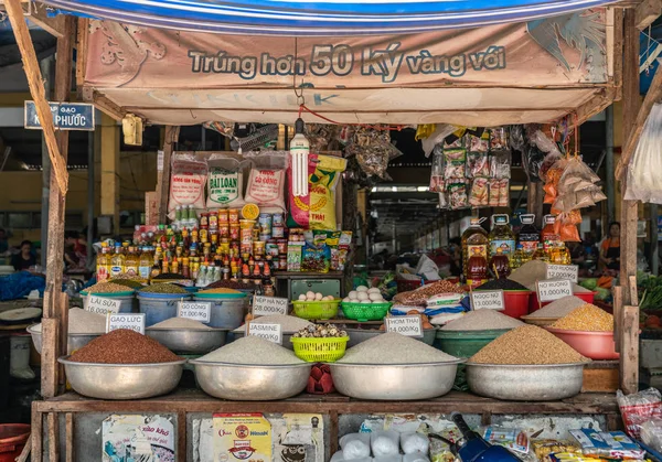 Arroz, cereais, sementes e ovos a granel no mercado, Nha Trang, Vietna — Fotografia de Stock