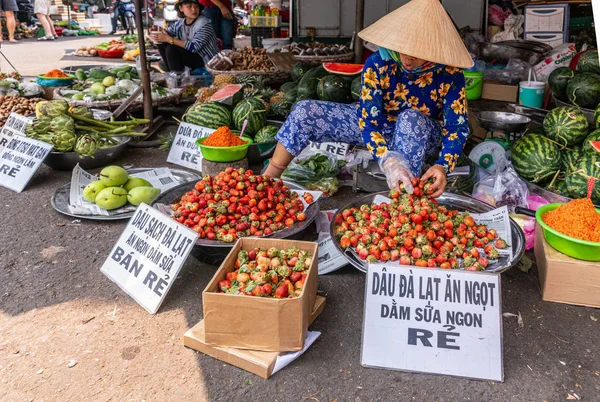 Mujer vende fresas en el mercado, Nha Trang, Vietnam . — Foto de Stock