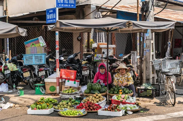 Dos mujeres venden frutas recién cosechadas en la esquina, Nha Trang, Vi — Foto de Stock